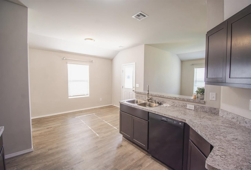 3 Bedrooms Bedrooms, 0 ,2 BathroomsBathrooms,Residential,Single Family,Kinder Wells,1,132400