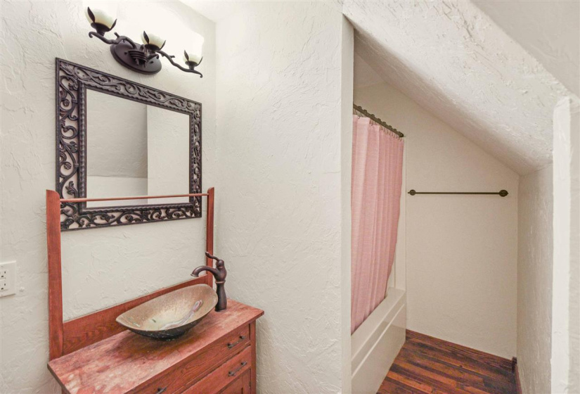 6 Bedrooms Bedrooms, 0 ,3 BathroomsBathrooms,Residential,Single Family,128th,2,132429