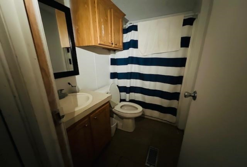 0 , 0 ,50 BathroomsBathrooms,Commercial/industrial,Commercial,Rose,1,132491