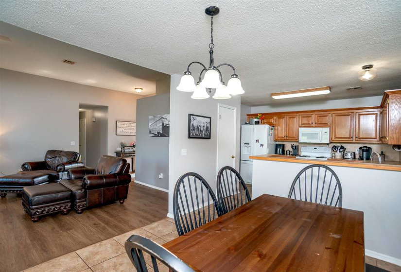 3 Bedrooms Bedrooms, 0 ,2 BathroomsBathrooms,Residential,Single Family,Abbey,1,132546