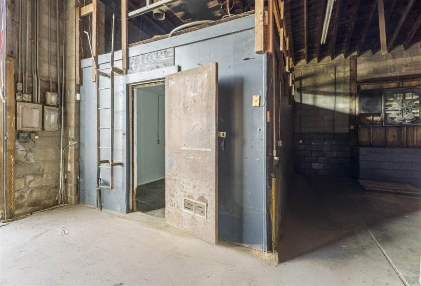 0 , 0 ,21 BathroomsBathrooms,Commercial/industrial,Commercial,4th,1,132564