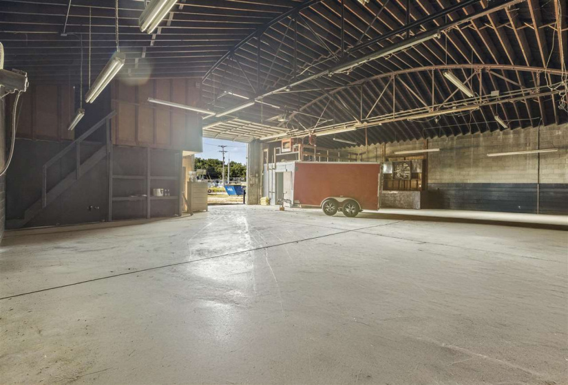 0 , 0 ,21 BathroomsBathrooms,Commercial/industrial,Commercial,4th,1,132564