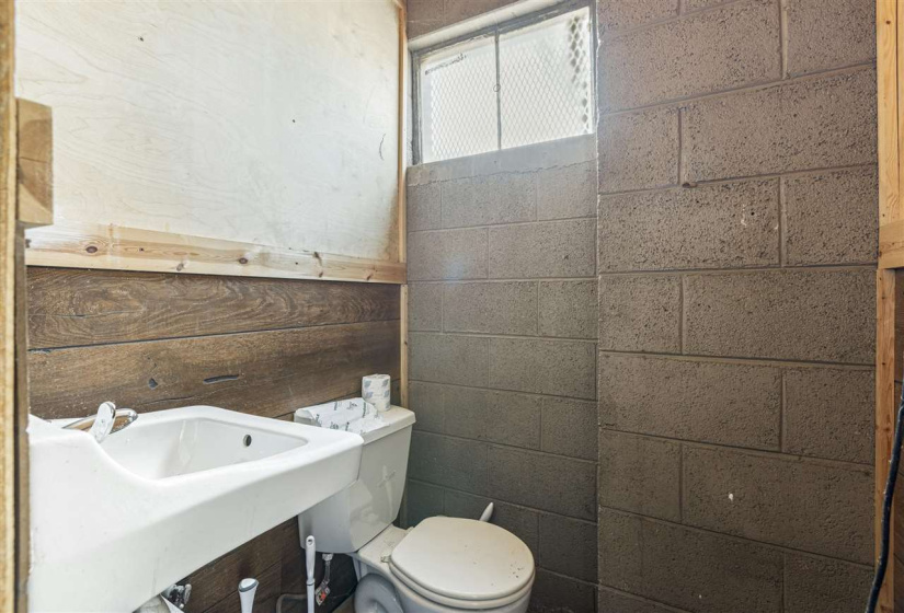 0 , 0 ,21 BathroomsBathrooms,Commercial/industrial,Commercial,4th,1,132564