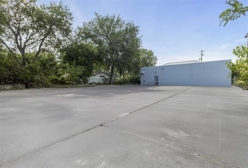 0 , 0 ,21 BathroomsBathrooms,Commercial/industrial,Commercial,4th,1,132564