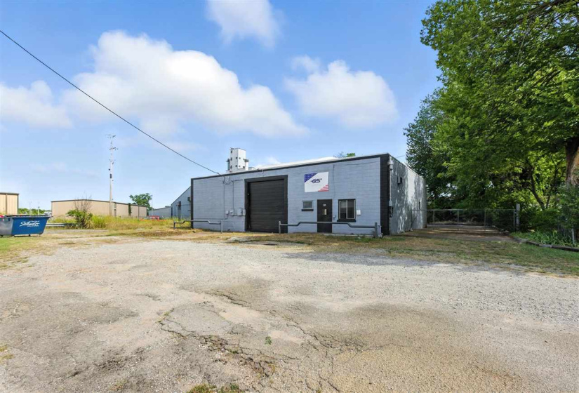 0 , 0 ,21 BathroomsBathrooms,Commercial/industrial,Commercial,4th,1,132564