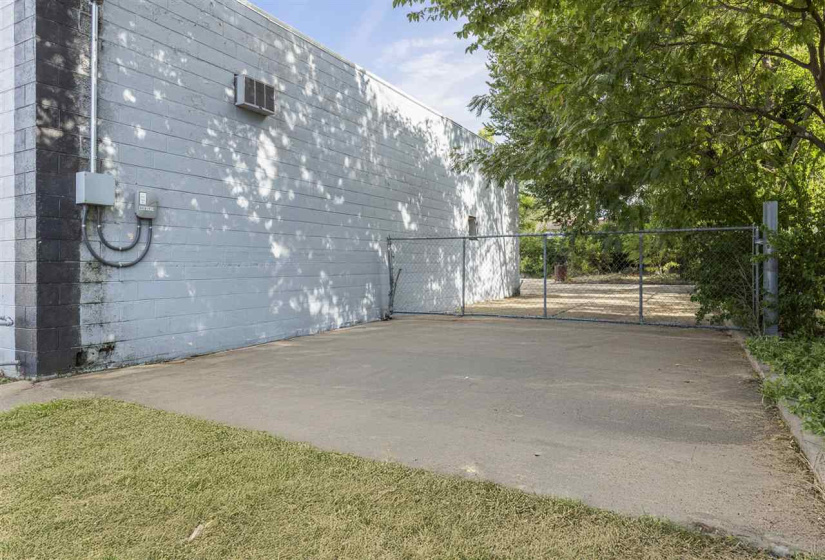 0 , 0 ,21 BathroomsBathrooms,Commercial/industrial,Commercial,4th,1,132564