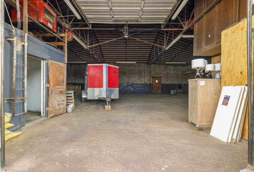 0 , 0 ,21 BathroomsBathrooms,Commercial/industrial,Commercial,4th,1,132564