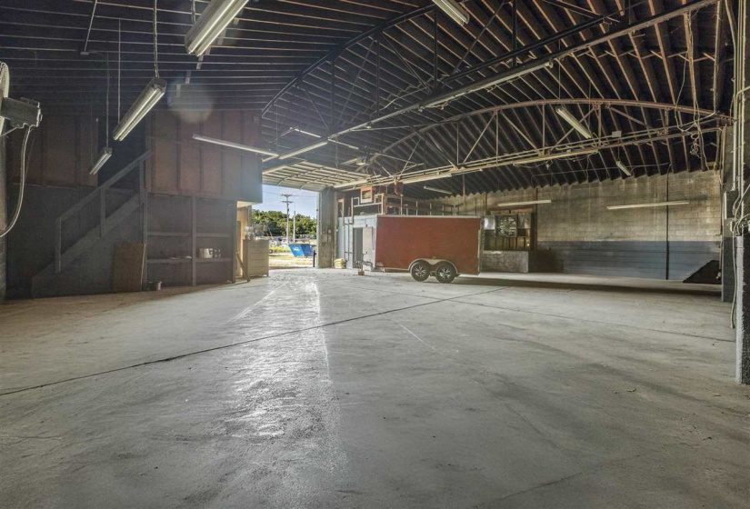 0 , 0 ,21 BathroomsBathrooms,Commercial/industrial,Commercial,4th,1,132564