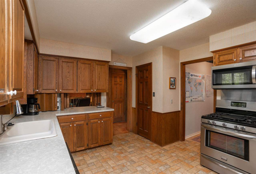 4 Bedrooms Bedrooms, 0 ,2 BathroomsBathrooms,Residential,Single Family,Lakeshore,2,132571