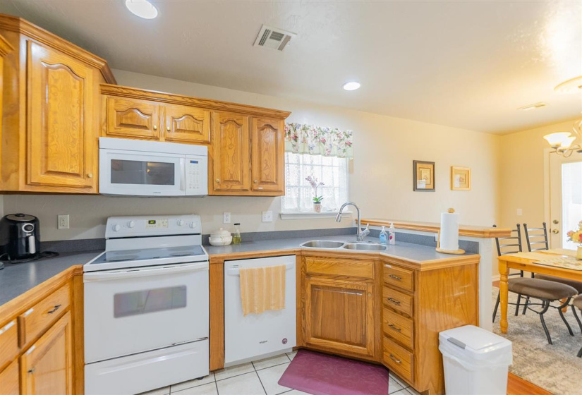 3 Bedrooms Bedrooms, 0 ,2 BathroomsBathrooms,Residential,Single Family,Emma,1,132649