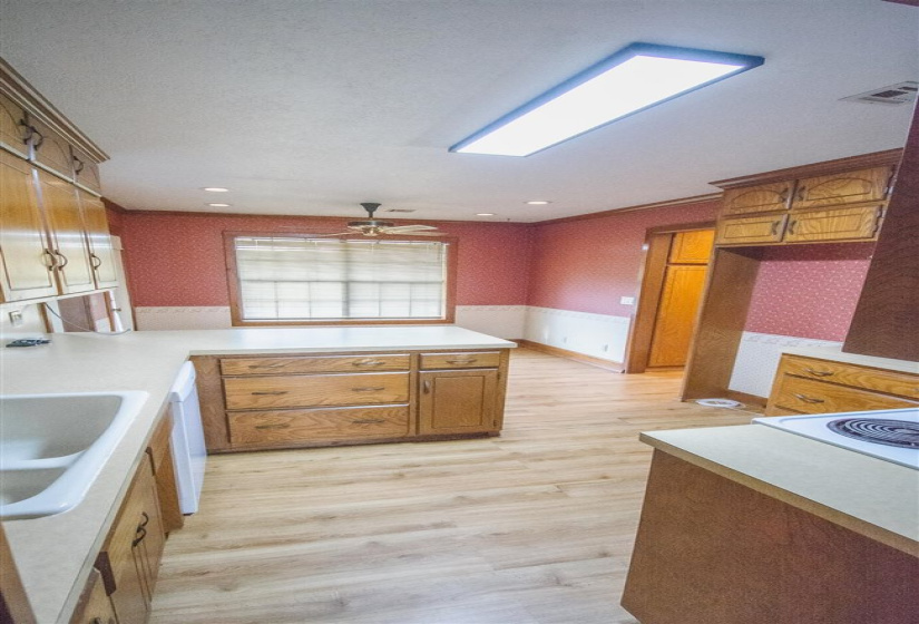 4 Bedrooms Bedrooms, 0 ,2 BathroomsBathrooms,Residential,Single Family,12th,1,132676
