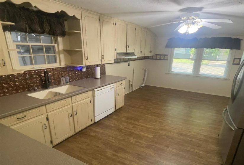 3 Bedrooms Bedrooms, 0 ,2 BathroomsBathrooms,Residential,Single Family,6th,1,132693