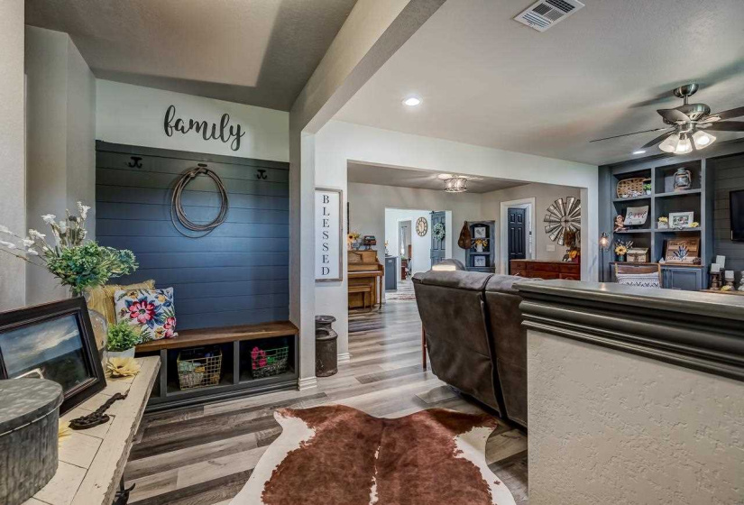 4 Bedrooms Bedrooms, 0 ,2 BathroomsBathrooms,Residential,Single Family,Lakeview,1,132703