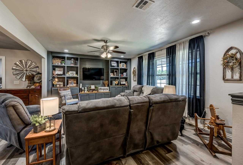 4 Bedrooms Bedrooms, 0 ,2 BathroomsBathrooms,Residential,Single Family,Lakeview,1,132703