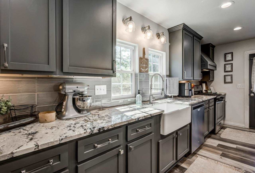 4 Bedrooms Bedrooms, 0 ,2 BathroomsBathrooms,Residential,Single Family,Lakeview,1,132703