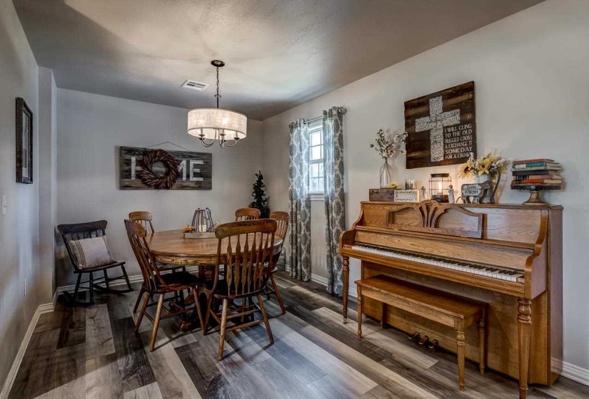 4 Bedrooms Bedrooms, 0 ,2 BathroomsBathrooms,Residential,Single Family,Lakeview,1,132703