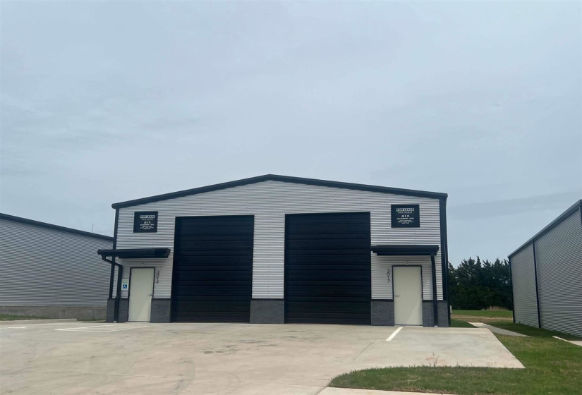 0 , 0 ,11 BathroomsBathrooms,Commercial/industrial,Industrial,Park,1,130717