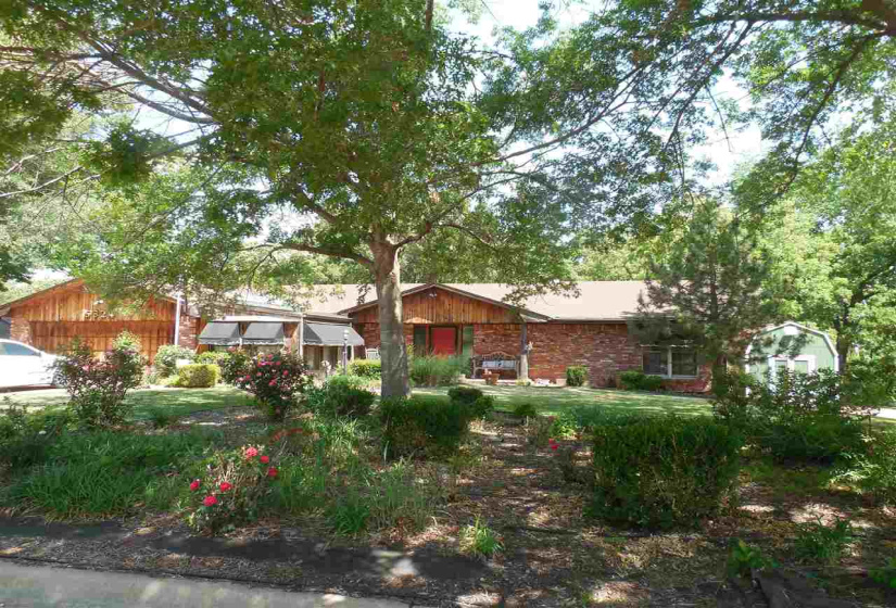 4 Bedrooms Bedrooms, 0 ,5 BathroomsBathrooms,Residential,Single Family,Country Club,1.5,132729