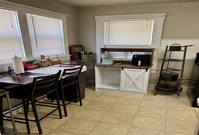 2 Bedrooms Bedrooms, 0 ,1 BathroomBathrooms,Residential,Single Family,Maple,1,132737
