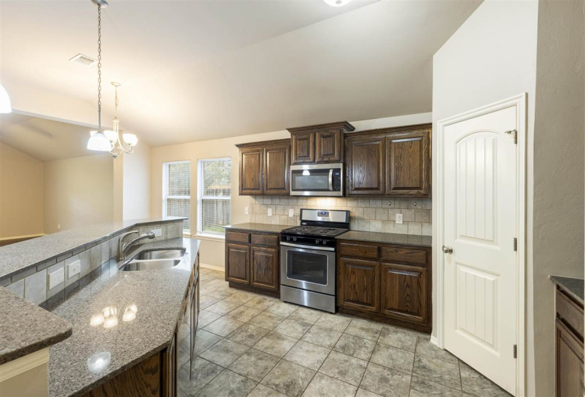 4 Bedrooms Bedrooms, 0 ,2 BathroomsBathrooms,Residential,Single Family,Linford,1,132795