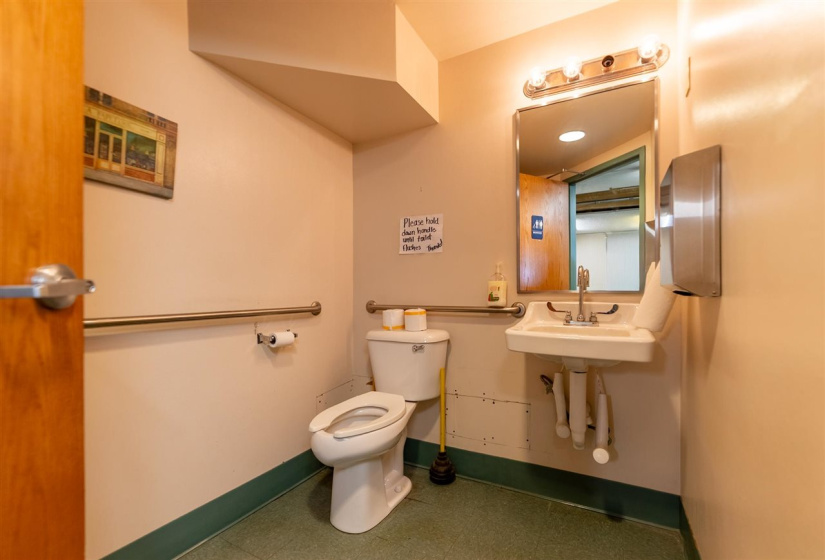 0 , 0 ,3 BathroomsBathrooms,Commercial/industrial,Commercial,Main,2,132805