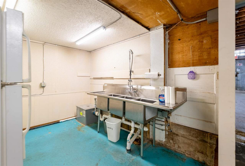 0 , 0 ,3 BathroomsBathrooms,Commercial/industrial,Commercial,Main,2,132805