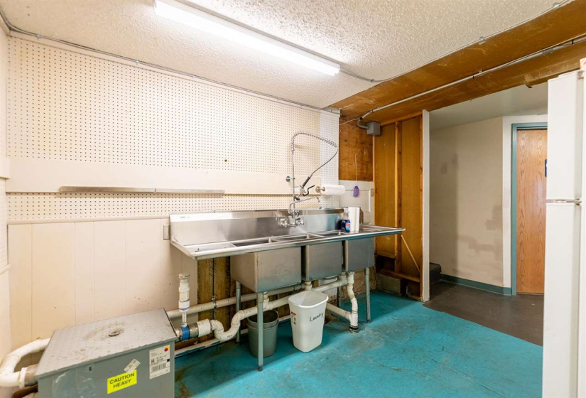 0 , 0 ,3 BathroomsBathrooms,Commercial/industrial,Commercial,Main,2,132805