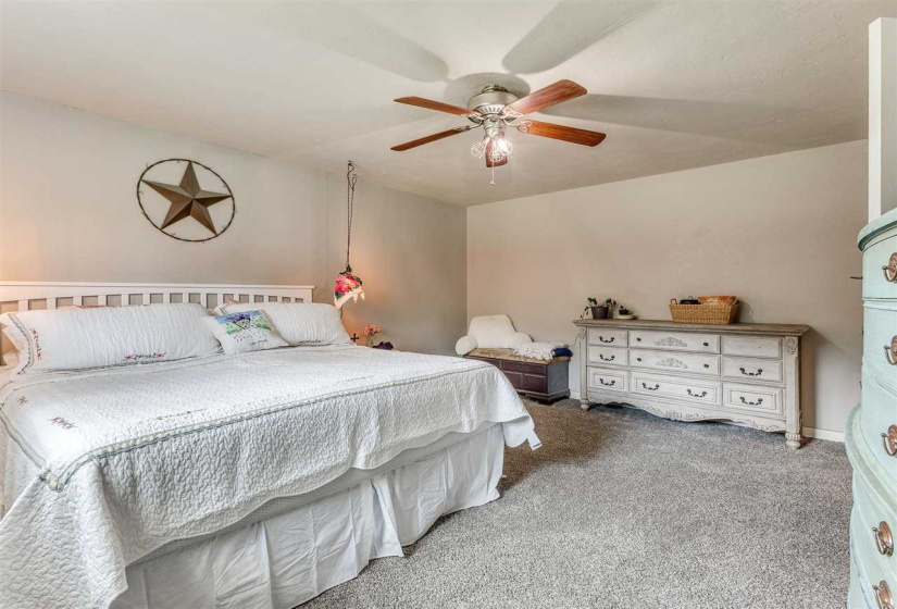 4 Bedrooms Bedrooms, 0 ,2 BathroomsBathrooms,Residential,Single Family,Eseco,1,132856