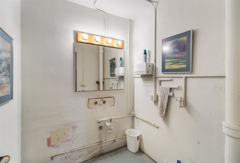 0 , 0 ,11 BathroomsBathrooms,Commercial/industrial,Commercial,Knoblock,2,132890