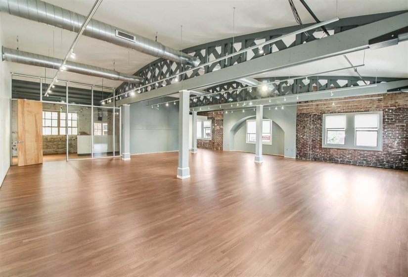 0 , 0 ,11 BathroomsBathrooms,Commercial/industrial,Commercial,Knoblock,2,132890