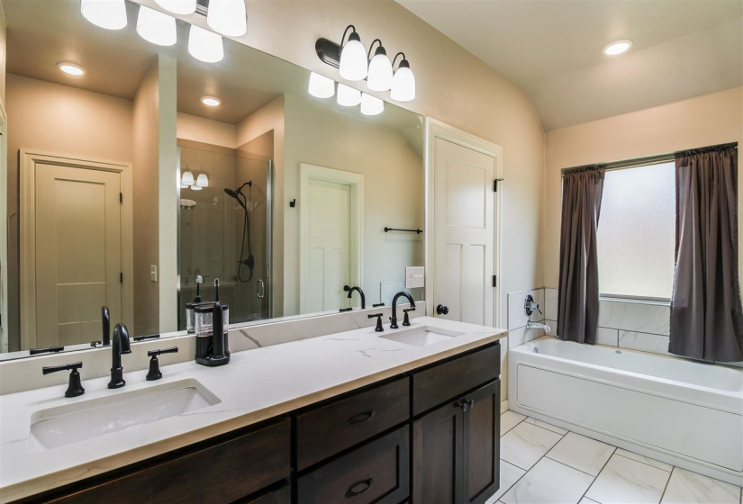 4 Bedrooms Bedrooms, 0 ,2 BathroomsBathrooms,Residential,Single Family,Oak Crest,1,132896