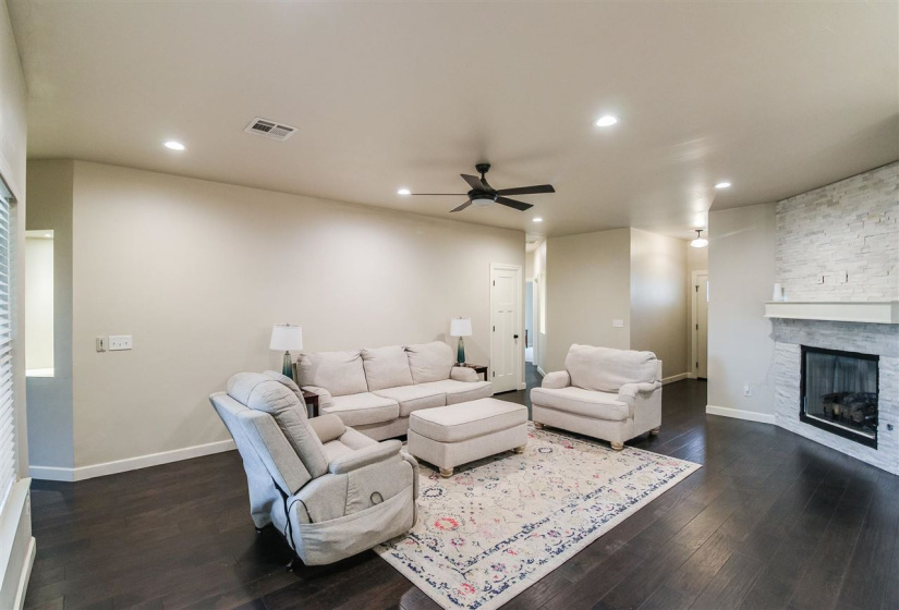 4 Bedrooms Bedrooms, 0 ,2 BathroomsBathrooms,Residential,Single Family,Oak Crest,1,132896