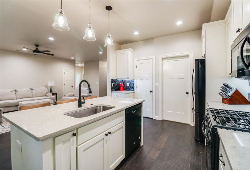 4 Bedrooms Bedrooms, 0 ,2 BathroomsBathrooms,Residential,Single Family,Oak Crest,1,132896