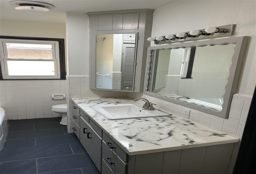 3 Bedrooms Bedrooms, 0 ,3 BathroomsBathrooms,Residential,Single Family,Hillcrest,1,132903