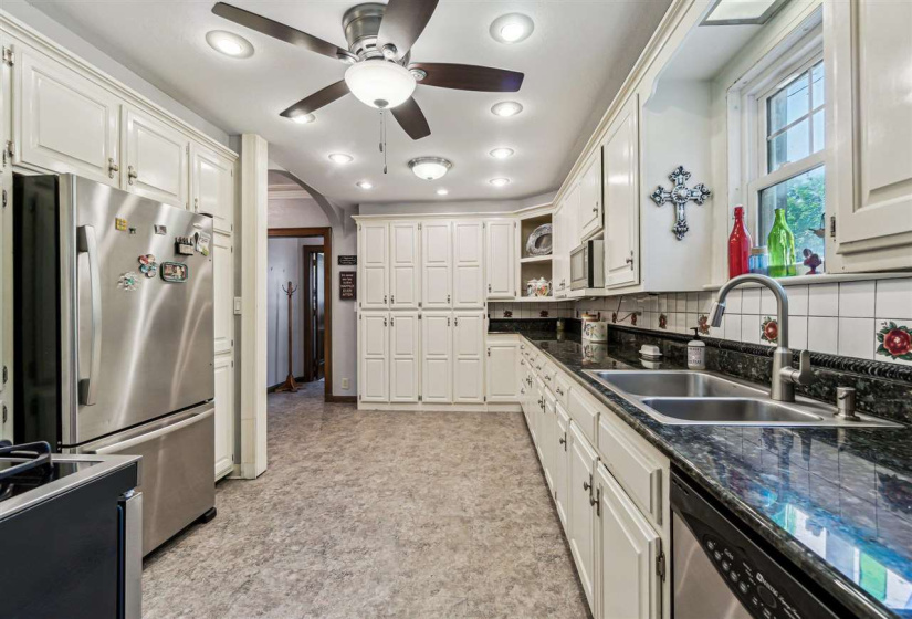 5 Bedrooms Bedrooms, 0 ,3 BathroomsBathrooms,Residential,Single Family,Moses,2,132963