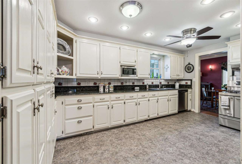 5 Bedrooms Bedrooms, 0 ,3 BathroomsBathrooms,Residential,Single Family,Moses,2,132963