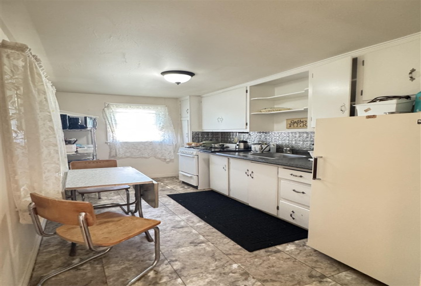 5 Bedrooms Bedrooms, 0 ,3 BathroomsBathrooms,Residential,Single Family,Moses,2,132963