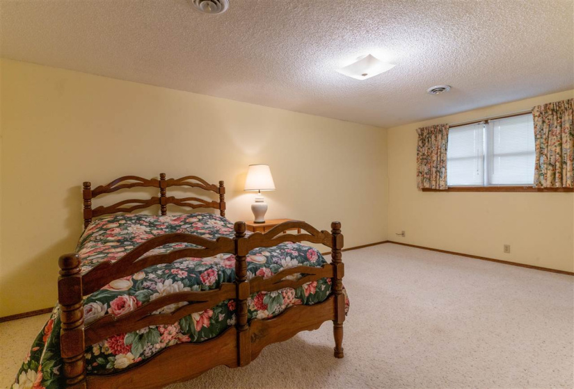 4 Bedrooms Bedrooms, 0 ,2 BathroomsBathrooms,Residential,Single Family,27th,1.5,132768