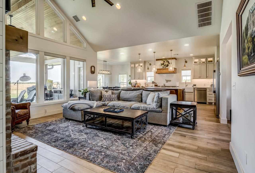 4 Bedrooms Bedrooms, 0 ,3 BathroomsBathrooms,Residential,Single Family,Knob Hill,1.5,132984