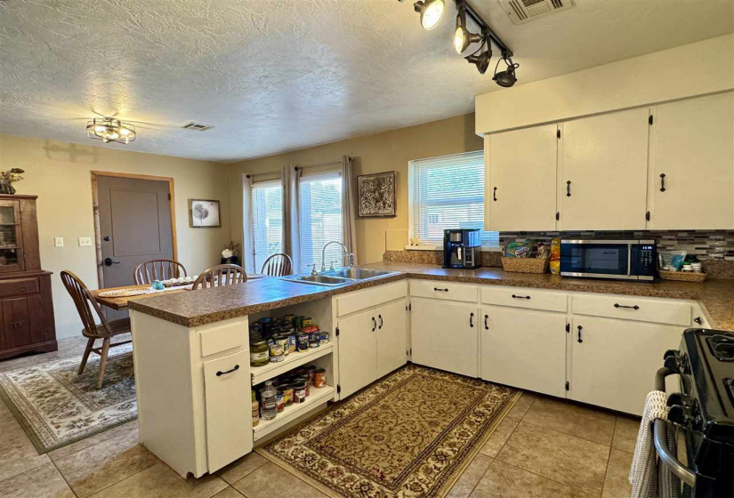 2 Bedrooms Bedrooms, 0 ,1 BathroomBathrooms,Residential,Single Family,3rd,1,132987