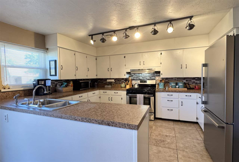 2 Bedrooms Bedrooms, 0 ,1 BathroomBathrooms,Residential,Single Family,3rd,1,132987