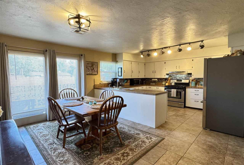 2 Bedrooms Bedrooms, 0 ,1 BathroomBathrooms,Residential,Single Family,3rd,1,132987