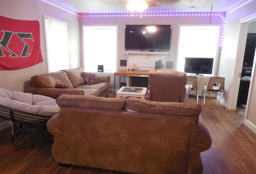 5 Bedrooms Bedrooms, 0 ,3 BathroomsBathrooms,Residential,Single Family,10th,1,133056