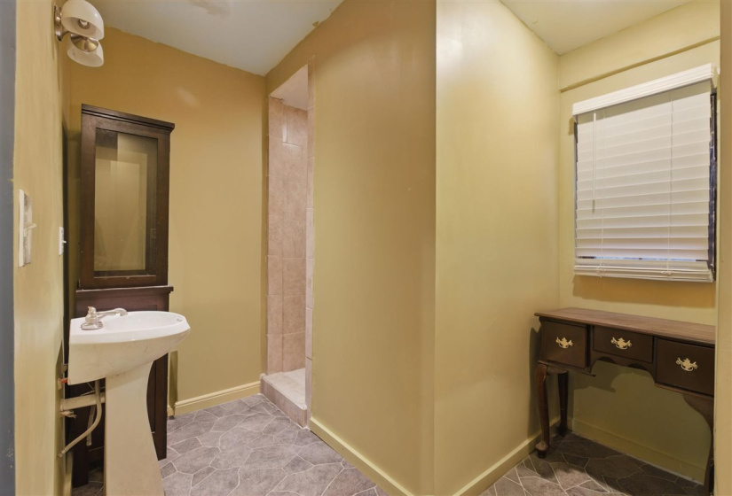 1 Bedroom Bedrooms, 0 ,2 BathroomsBathrooms,Residential,Single Family,Broadway,2,133116