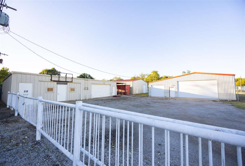 0 , 0 ,6 BathroomsBathrooms,Commercial/industrial,Commercial,Pine,1,133118