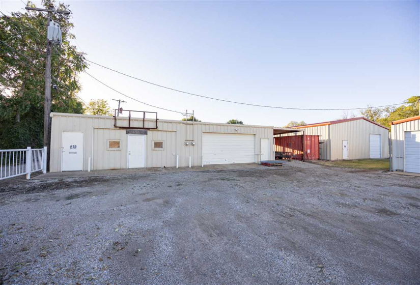 0 , 0 ,6 BathroomsBathrooms,Commercial/industrial,Commercial,Pine,1,133118