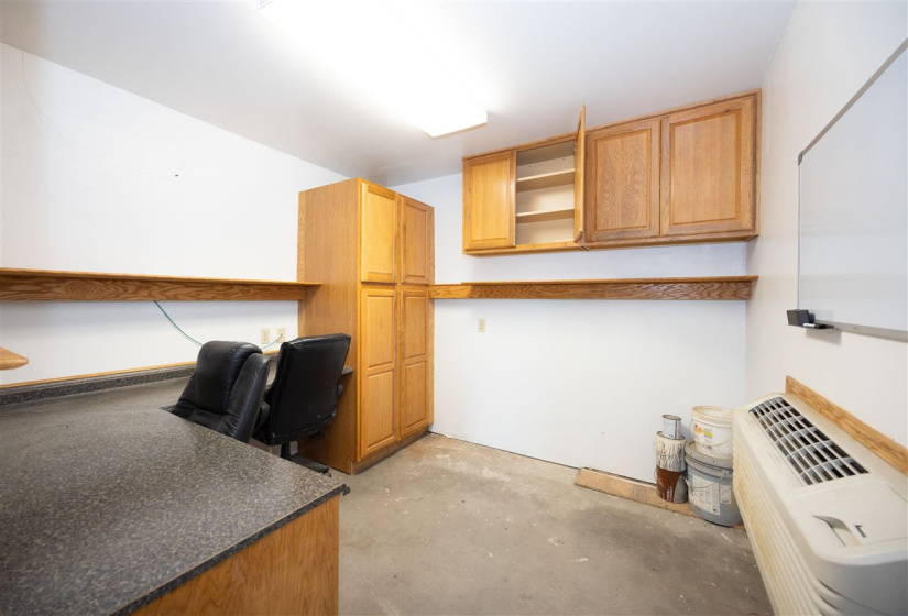 0 , 0 ,6 BathroomsBathrooms,Commercial/industrial,Commercial,Pine,1,133118