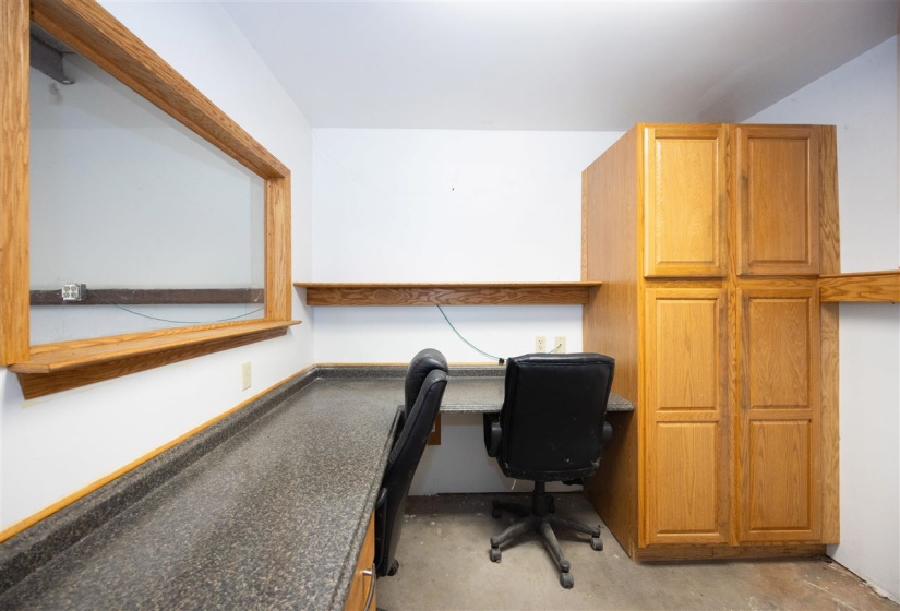 0 , 0 ,6 BathroomsBathrooms,Commercial/industrial,Commercial,Pine,1,133118