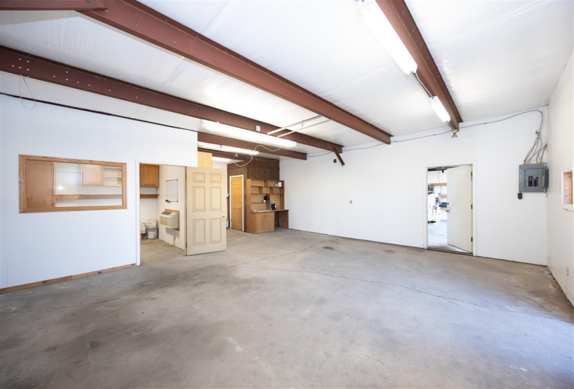 0 , 0 ,6 BathroomsBathrooms,Commercial/industrial,Commercial,Pine,1,133118