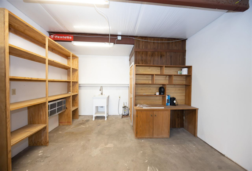 0 , 0 ,6 BathroomsBathrooms,Commercial/industrial,Commercial,Pine,1,133118